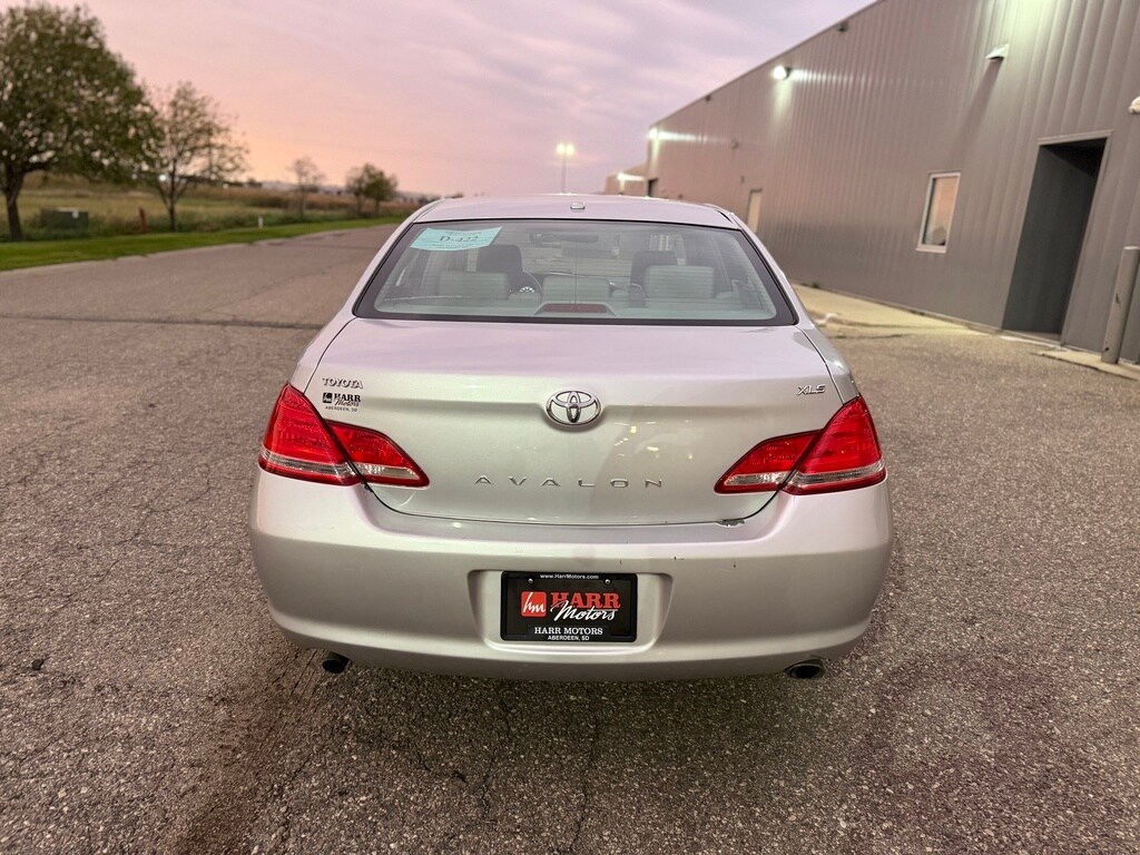 2010 Toyota Avalon XLS photo 2