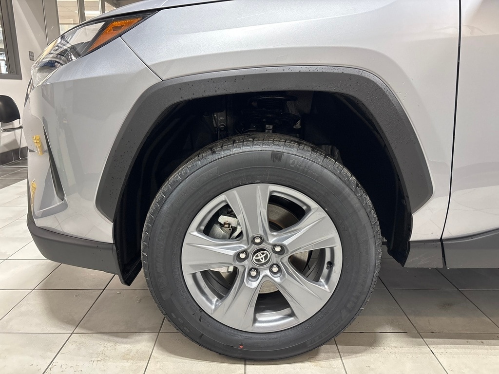 2025 Toyota RAV4 Hybrid XLE photo 4