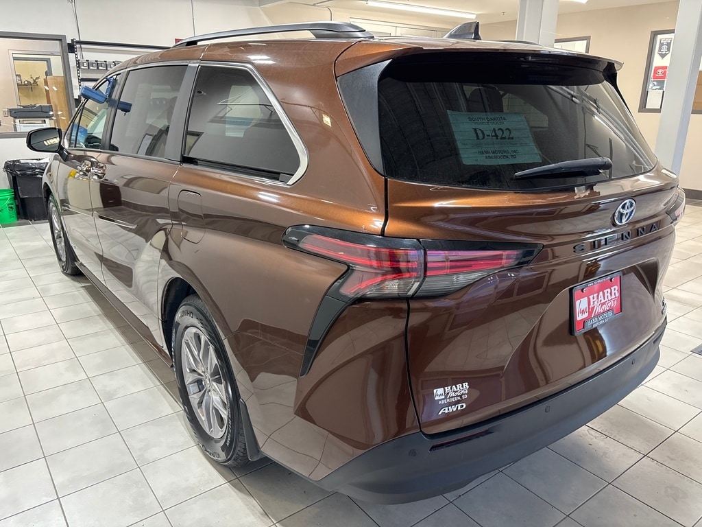 2021 Toyota Sienna XLE photo 2