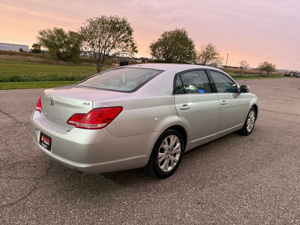 2010 Toyota Avalon XLS photo 3