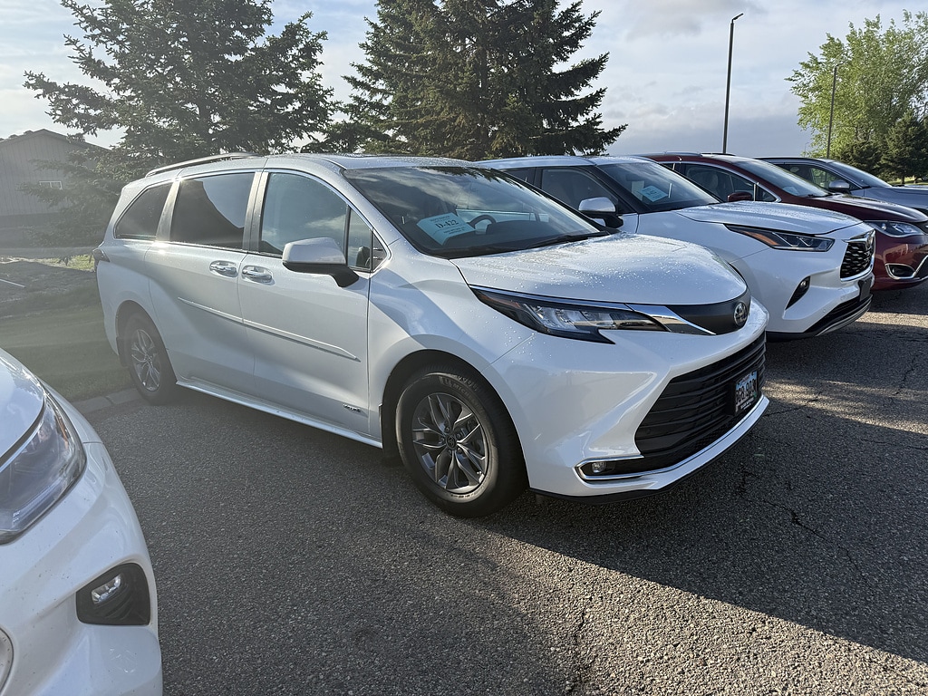 Used 2021 Toyota Sienna XLE 8-Passenger Van