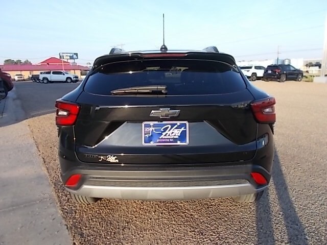 2024 Chevrolet Trax LT photo 2