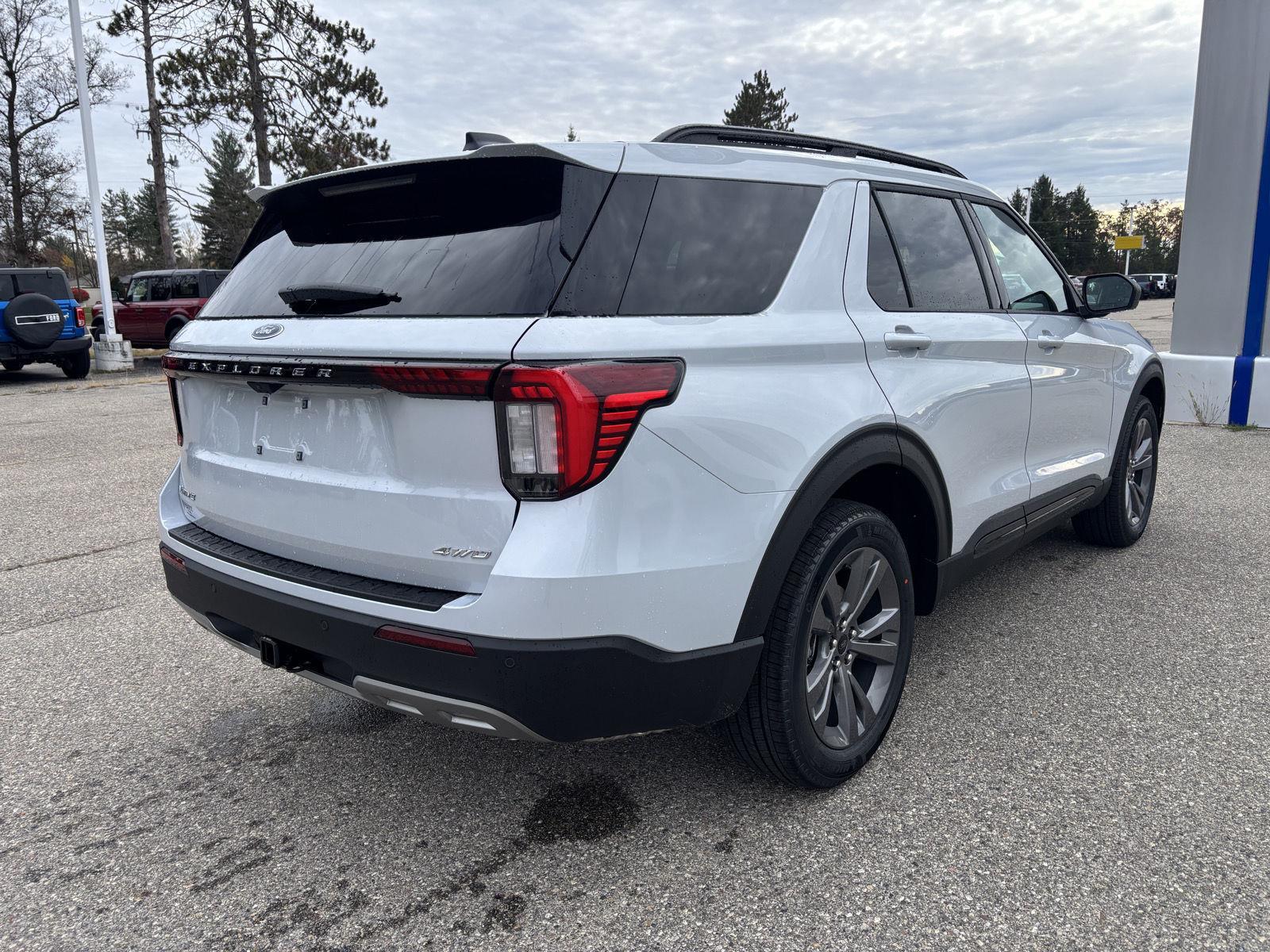 2026 Ford Explorer photo 3