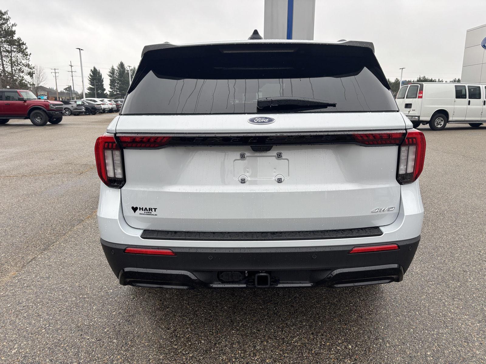 2026 Ford Explorer ST-Line photo 4