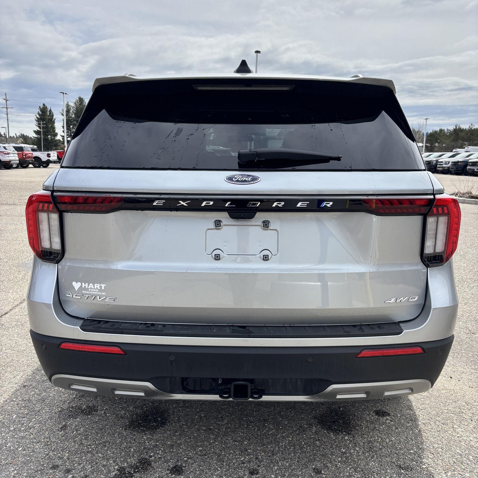 2025 Ford Explorer photo 4