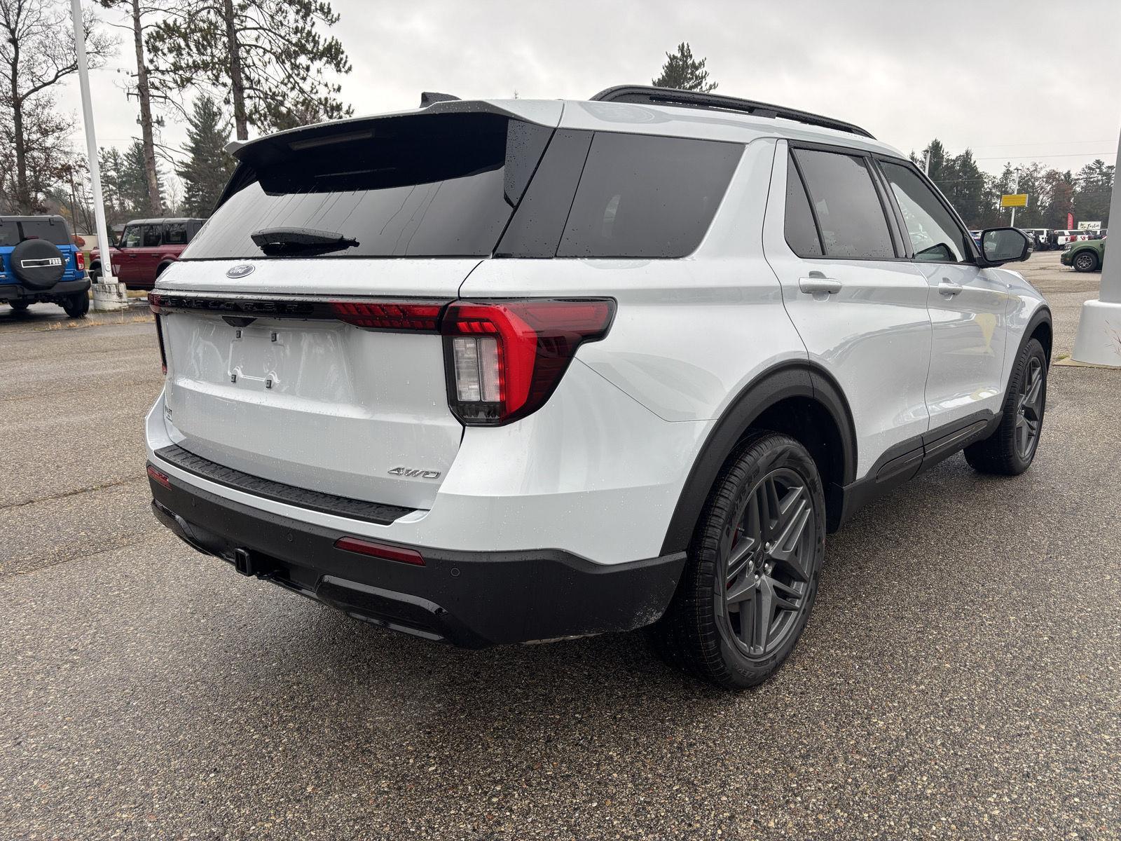 2026 Ford Explorer ST-Line photo 3
