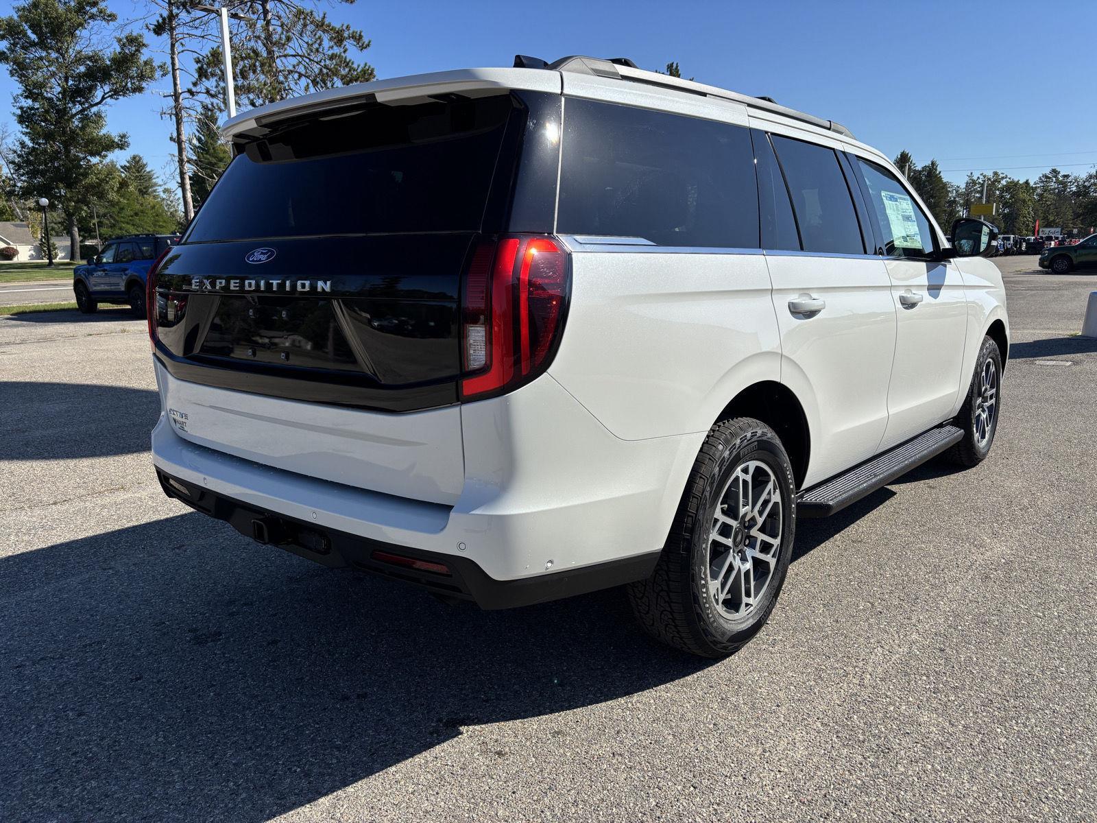 2025 Ford Expedition photo 2