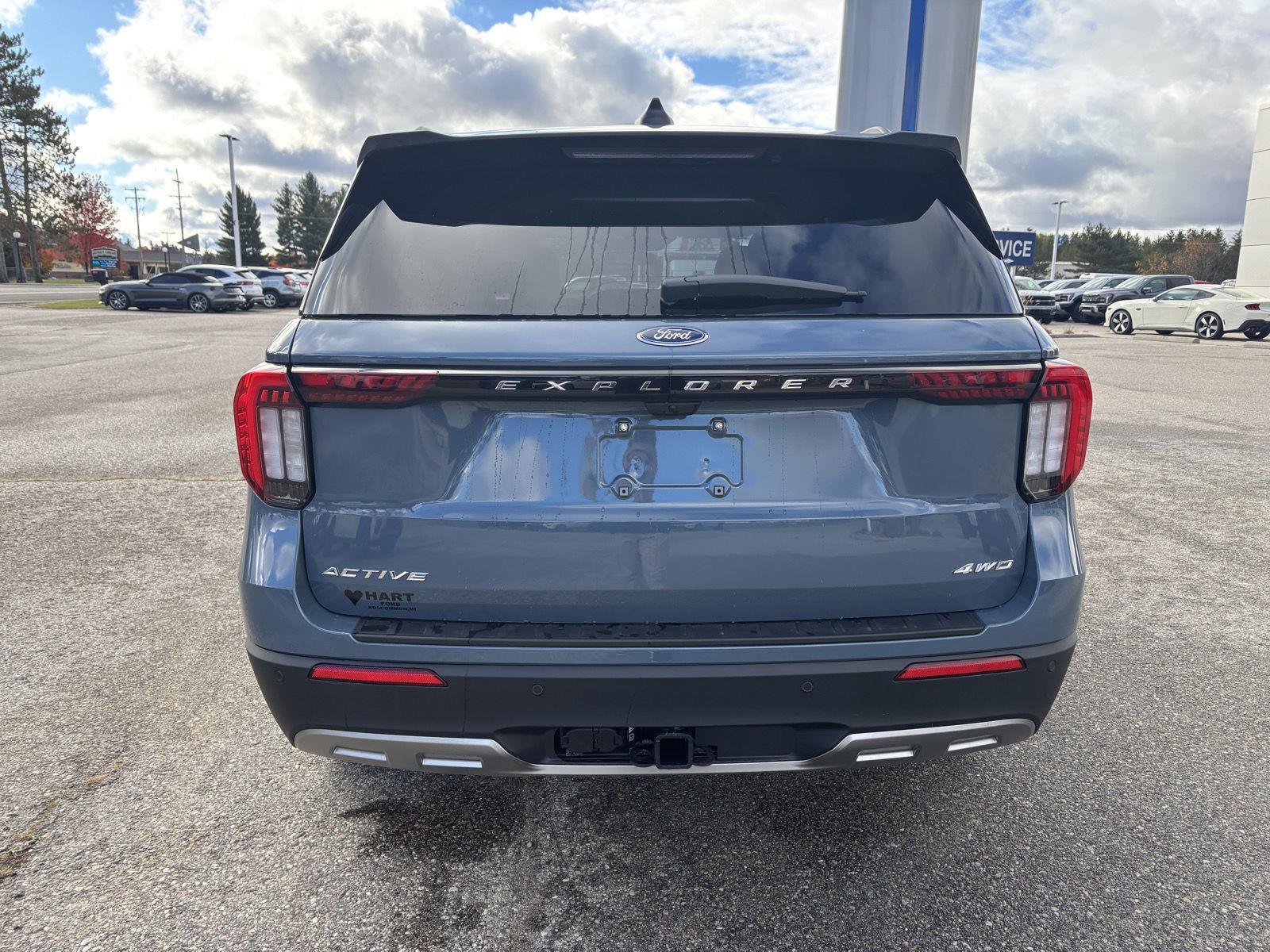 2025 Ford Explorer photo 3