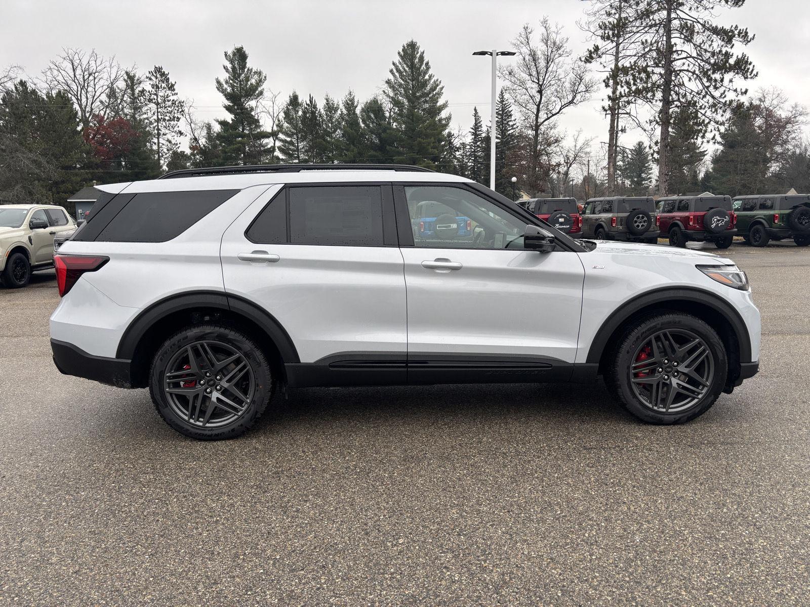 2026 Ford Explorer ST-Line photo 2
