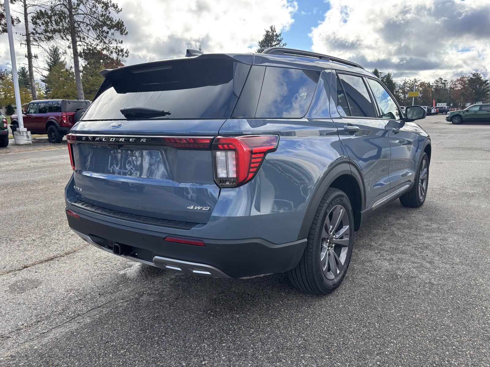 2025 Ford Explorer photo 2