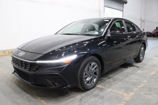 2024 Hyundai Elantra SEL photo 3