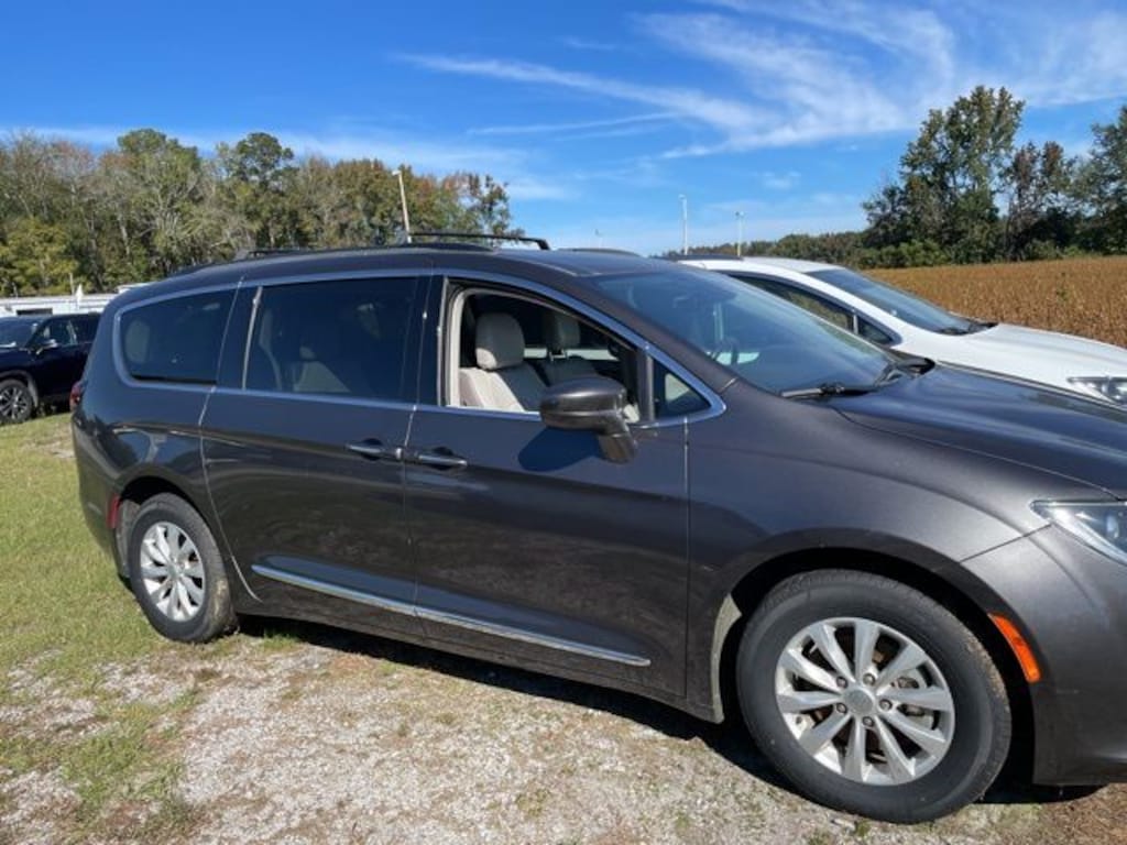 Used 2017 Chrysler Pacifica Touring-L Van