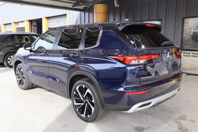 2022 Mitsubishi Outlander SE photo 3