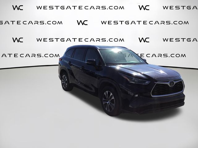 2021 Toyota Highlander XLE photo 2