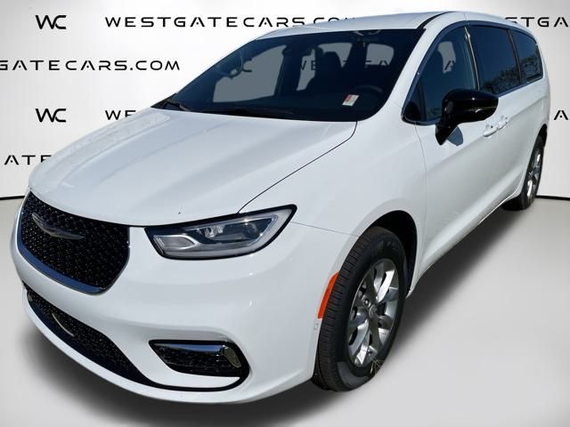2026 Chrysler Pacifica Select's photo