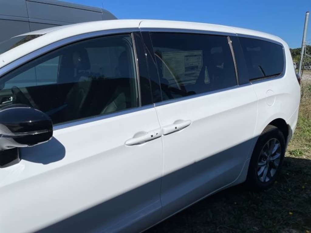 New 2026 Chrysler Pacifica SELECT AWD Passenger Van