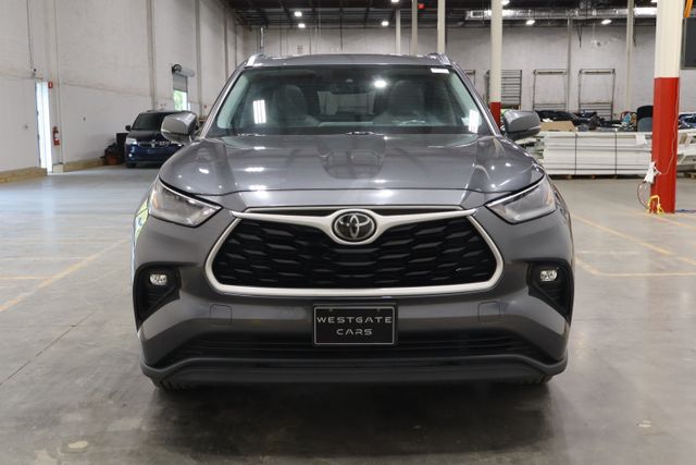 2021 Toyota Highlander XLE photo 2
