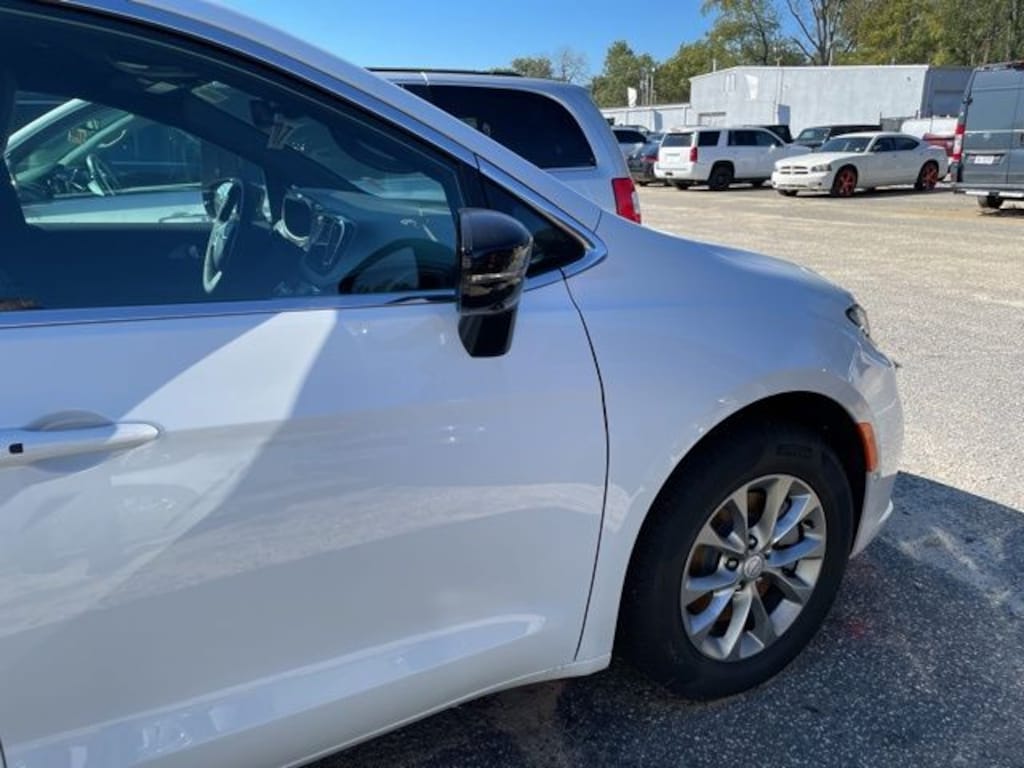 New 2026 Chrysler Pacifica SELECT AWD Passenger Van