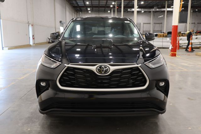 2024 Toyota Highlander LE photo 2