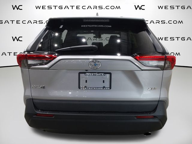 2021 Toyota RAV4 XLE photo 3