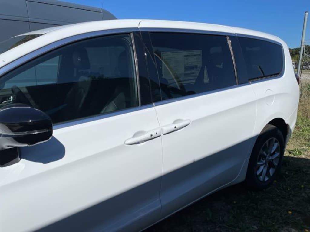 New 2026 Chrysler Pacifica SELECT AWD Passenger Van