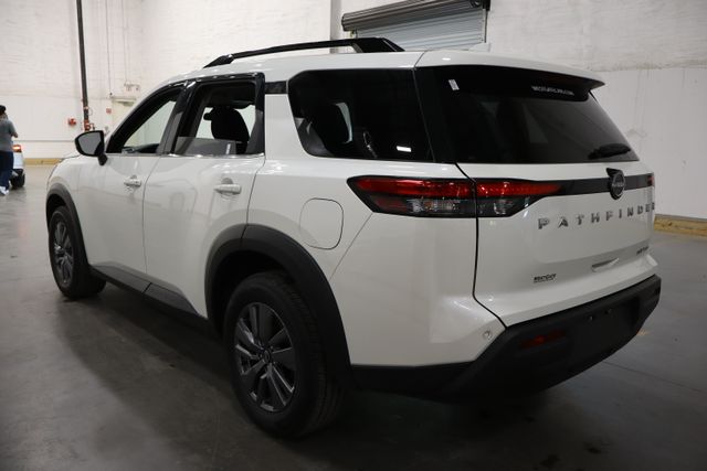 2024 Nissan Pathfinder SV photo 3
