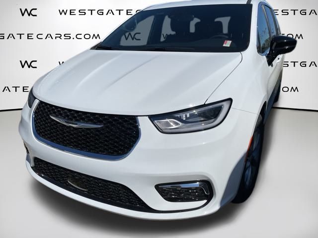 2026 Chrysler Pacifica Select's photo