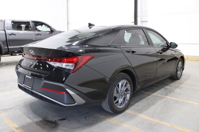 2024 Hyundai Elantra SEL photo 4