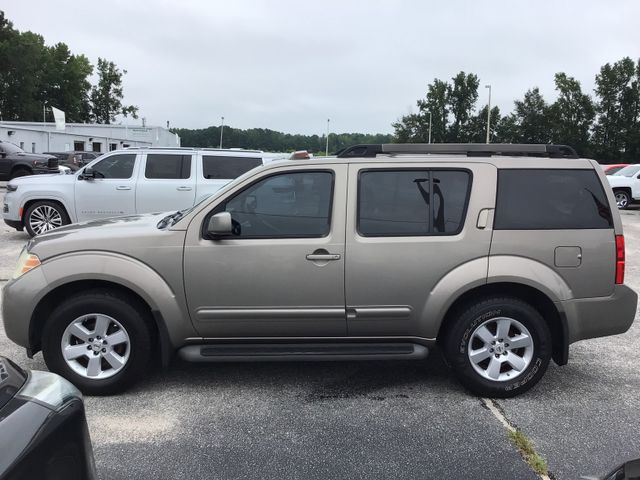 2008 Nissan Pathfinder SE photo 3