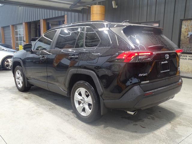 2021 Toyota RAV4 XLE photo 3