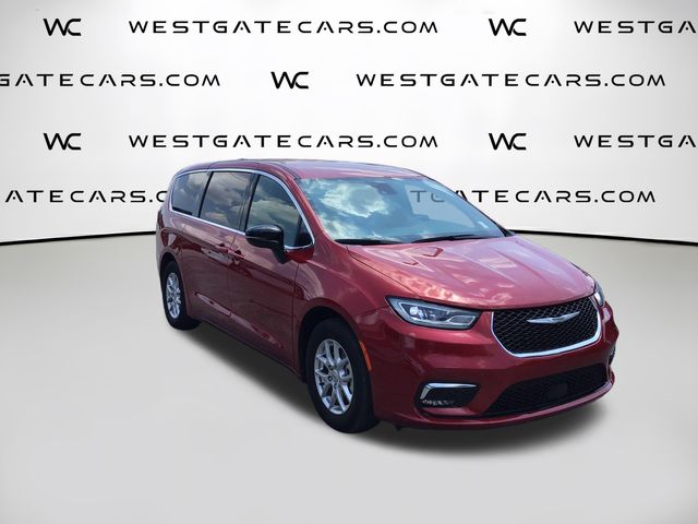 2017 Chrysler Pacifica Touring-L's photo