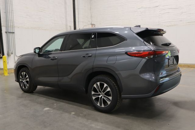 2021 Toyota Highlander XLE photo 3