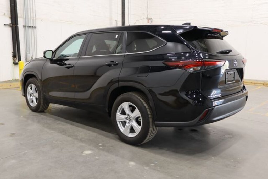 Used 2024 Toyota Highlander LE SUV