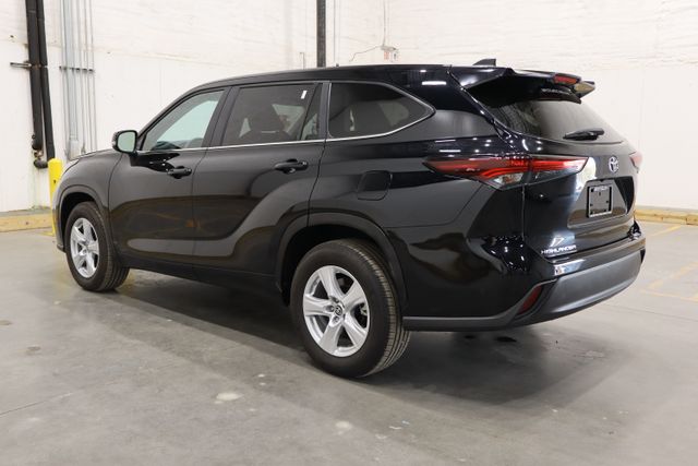 2024 Toyota Highlander LE photo 3