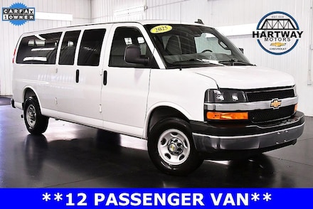2025 Chevrolet Express Passenger 1LT Van