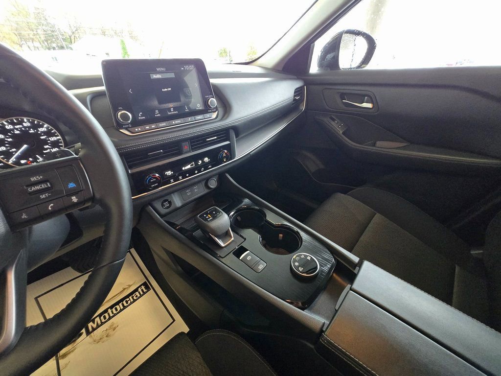 2025 Nissan Rogue SV - Photo 18