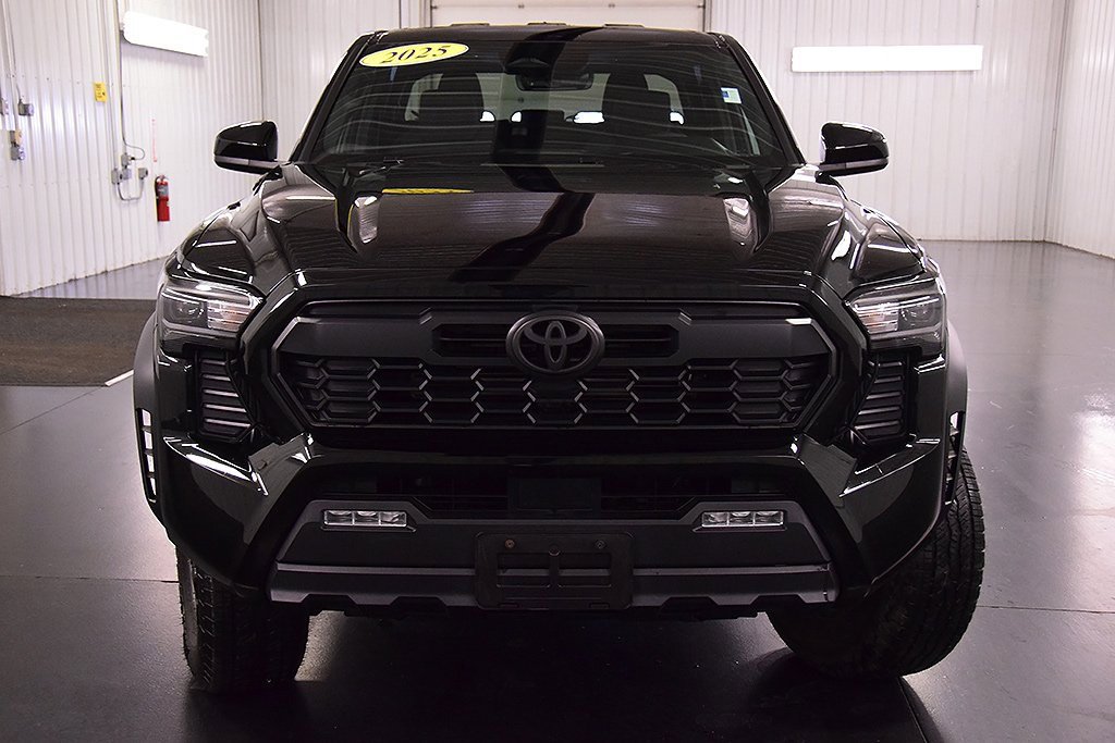 2025 Toyota Tacoma TRD Sport 4x4 photo 2
