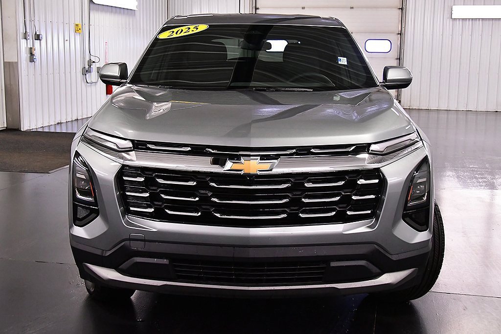 2025 Chevrolet Equinox LT photo 2