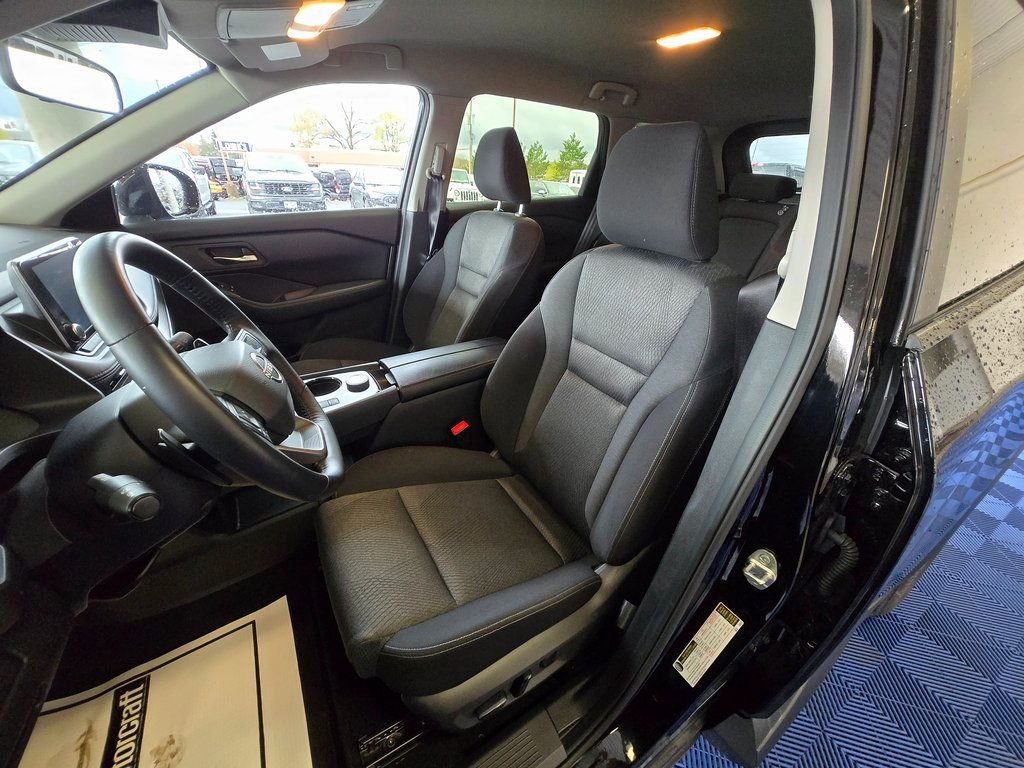 2025 Nissan Rogue SV - Photo 9