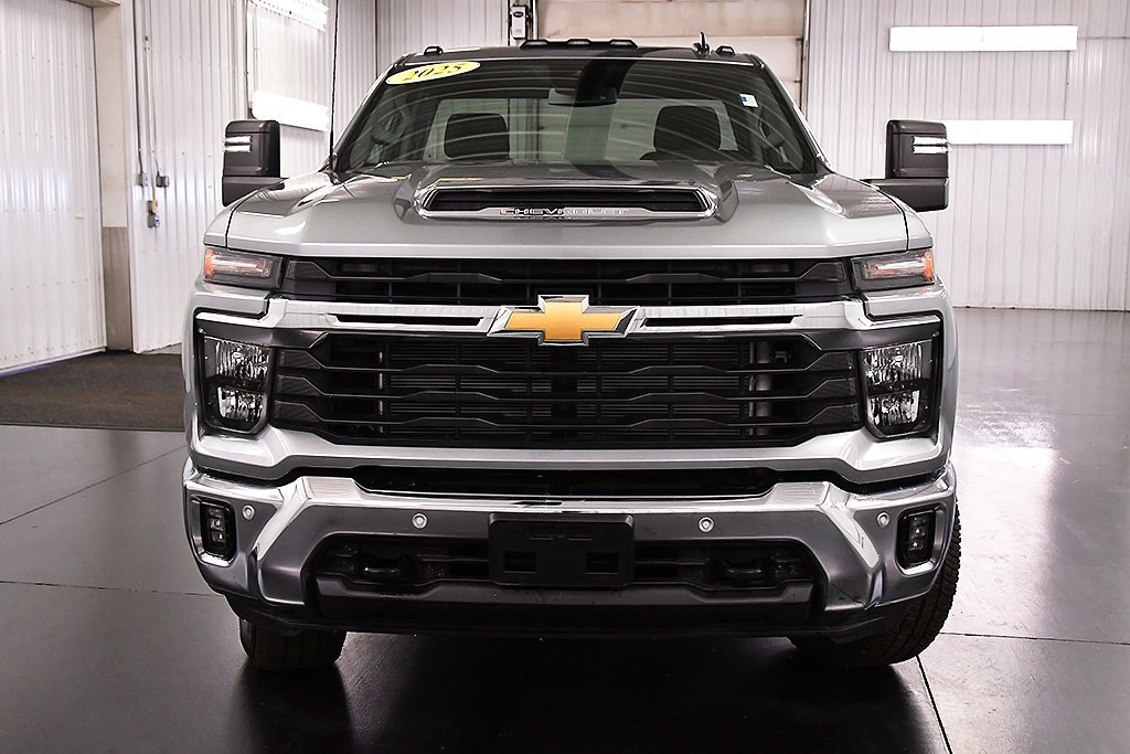 2025 Chevrolet Silverado 2500HD LT photo 2