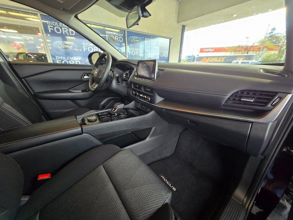 2025 Nissan Rogue SV - Photo 28