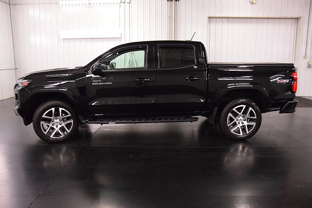 2024 Chevrolet Colorado Z71 photo 2