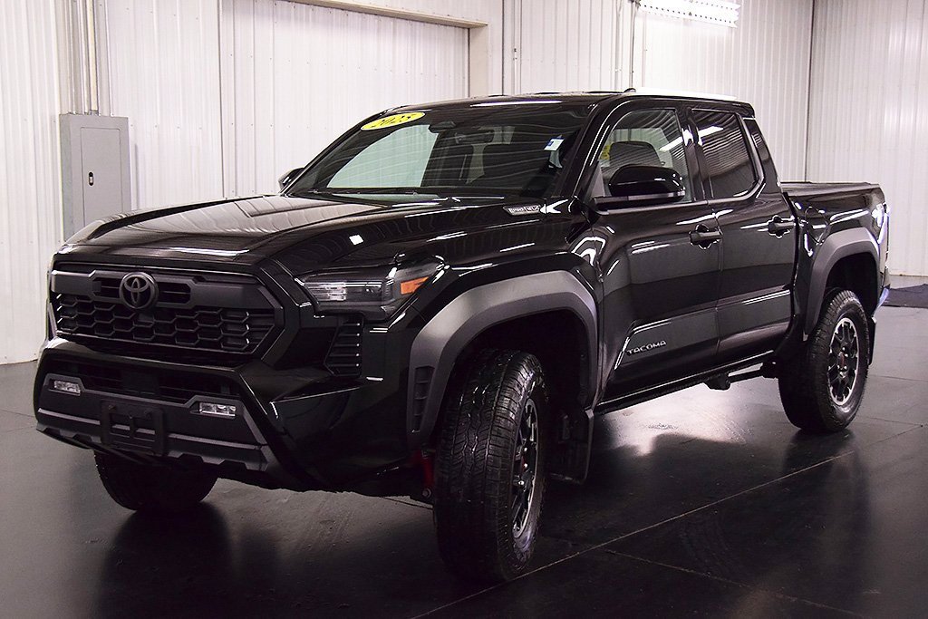 2025 Toyota Tacoma TRD Sport 4x4 photo 3