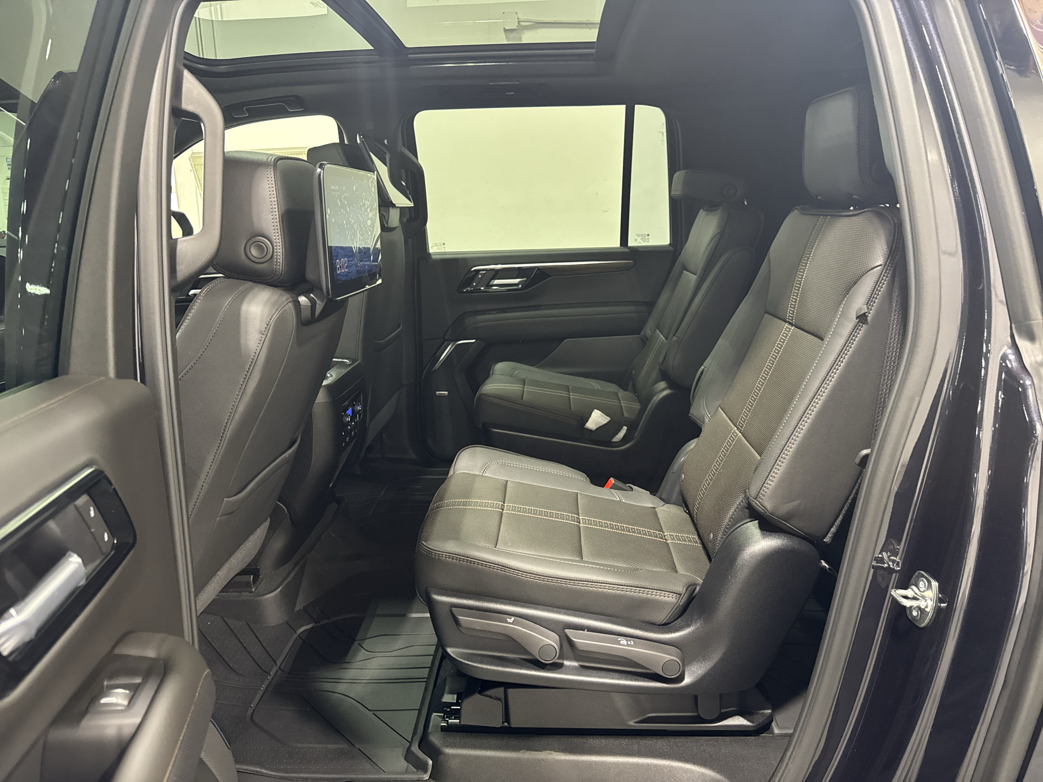 2027 Chevrolet Suburban High Country - Photo 37