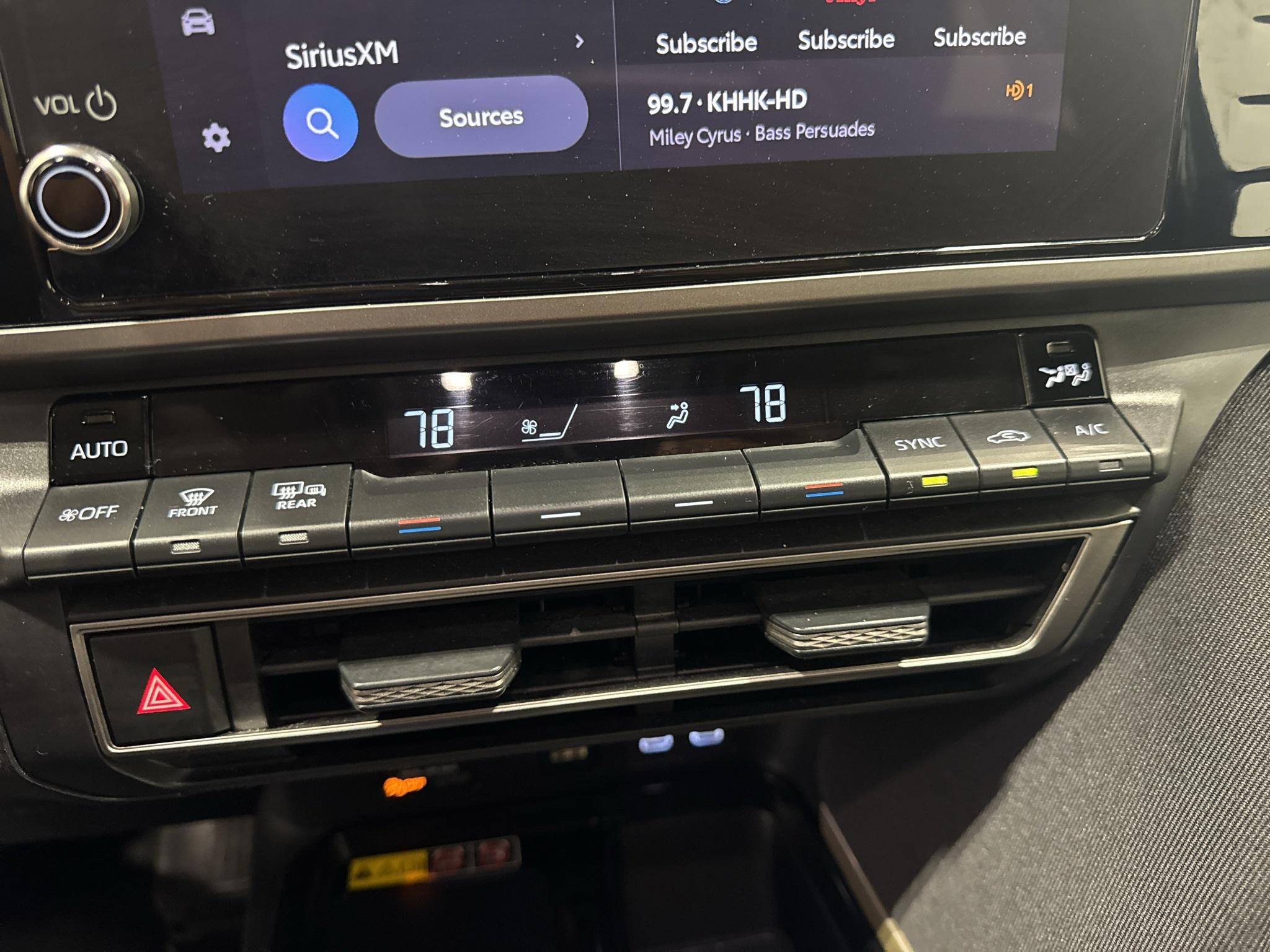 2025 Toyota Camry LE - Photo 9
