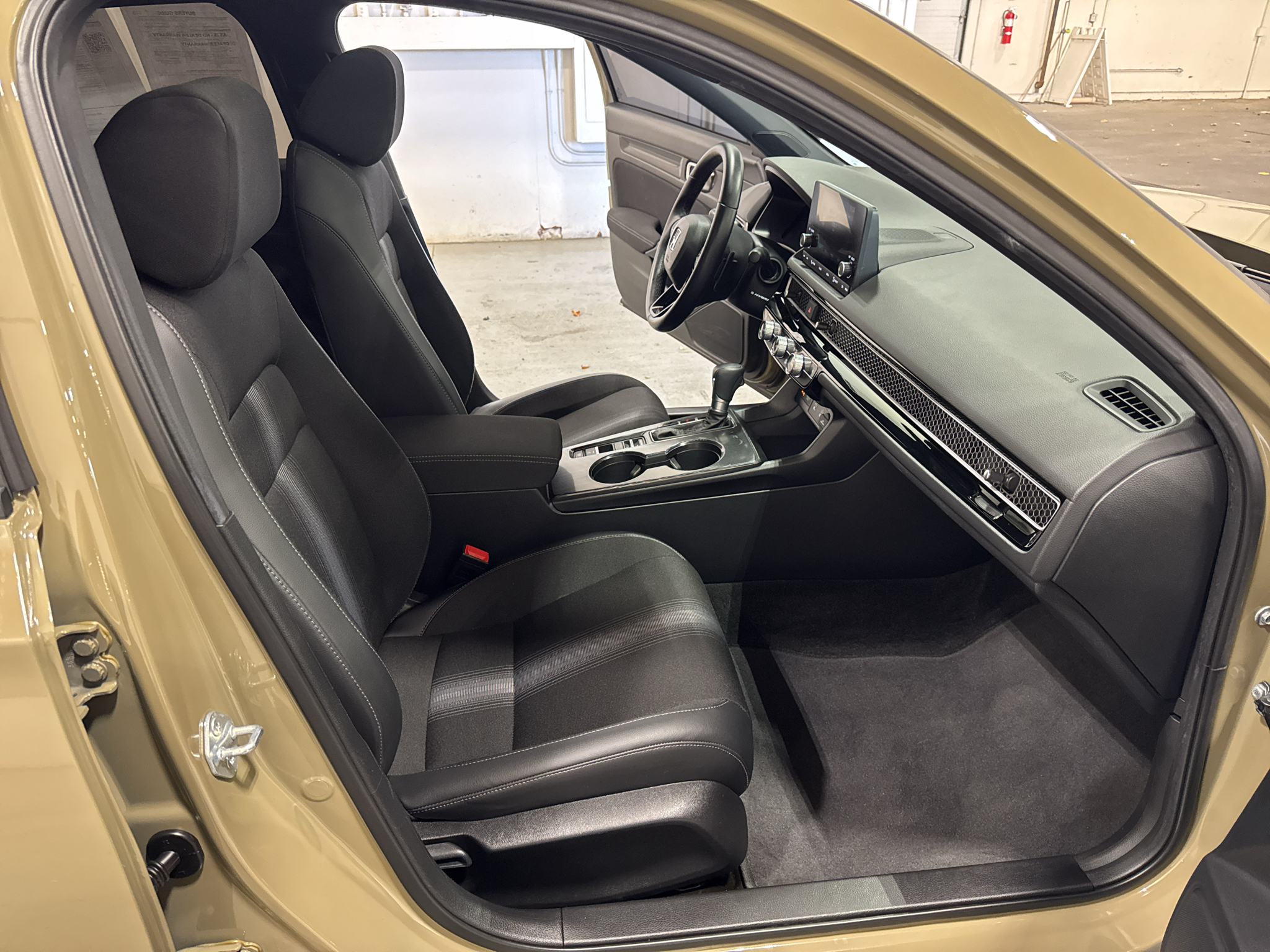 2025 Honda Civic Hatchback Sport - Photo 31