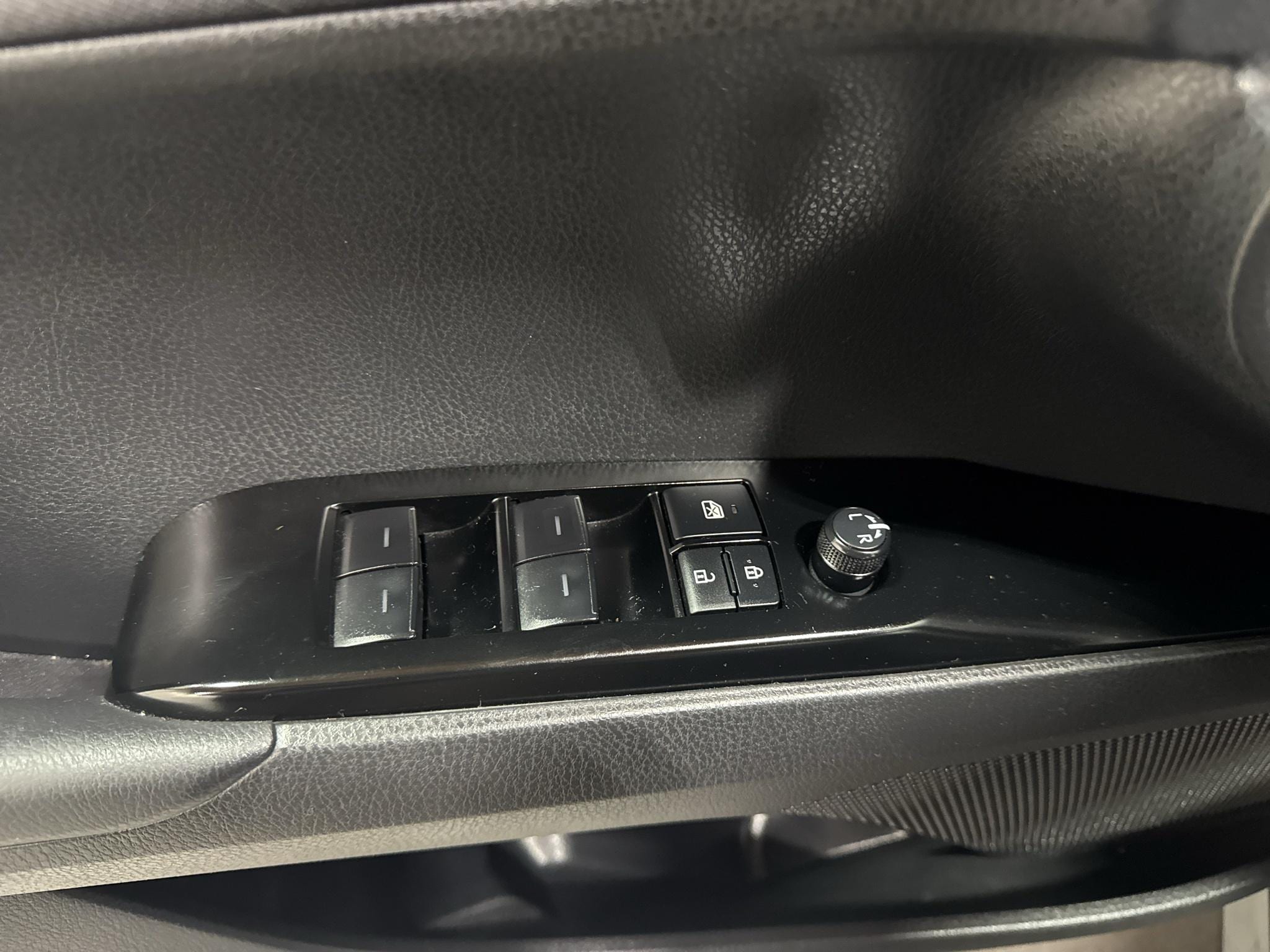 2025 Toyota Camry LE - Photo 23