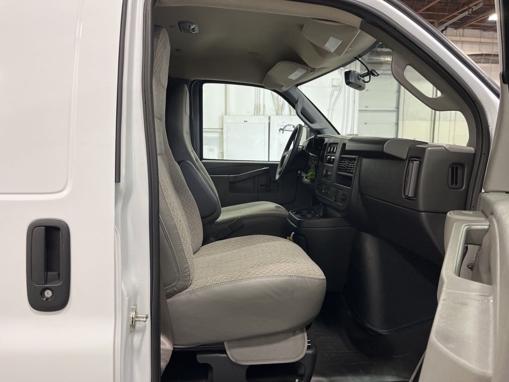 2025 Chevrolet Express Cargo Work Van - Photo 24