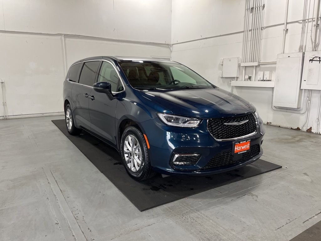 2023 Chrysler Pacifica Touring L's photo