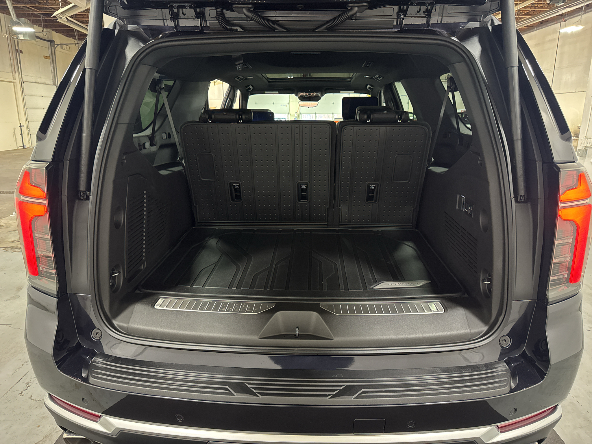 2027 Chevrolet Suburban High Country - Photo 40